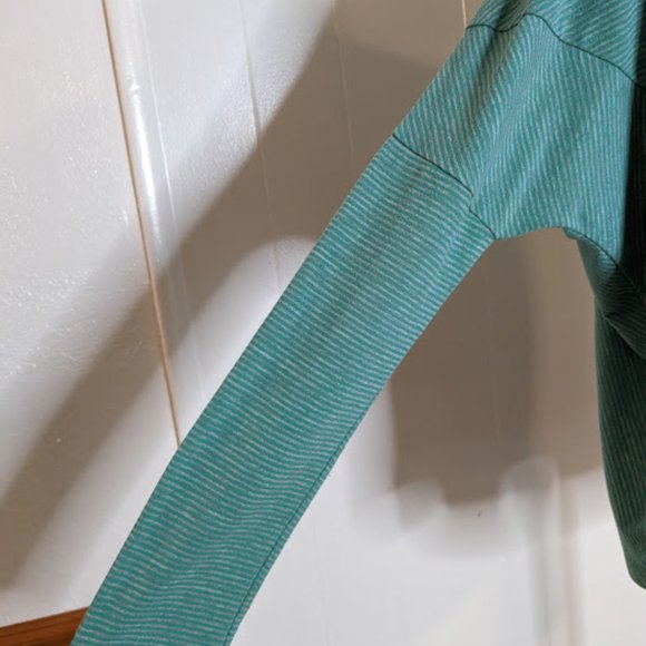 BCBGeneration Oversized Asymmetrical Stripes Long Sleeve Top. Size XS/S. - Picture 6 of 13